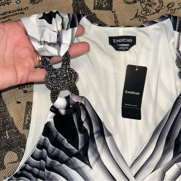 Bebe NWT! Abstract Black/White Print V-Neck Wrap Nude Metal Details Blouse - Picture 6 of 15